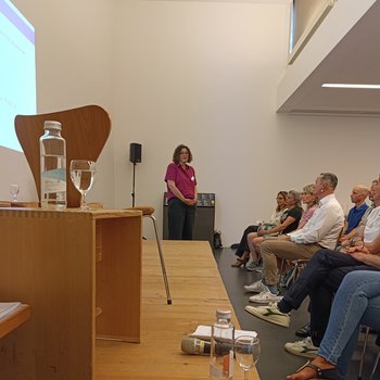 Referentin Irja Zuber, Leiterin Rechtsdienst Procap, mit Publikum