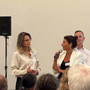 Moderatorin Regula Späni mit Podiumsgast